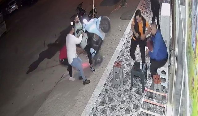 İlk kez motosiklet kullanmak istemişti: Gaz elciği basılı kalınca kaldırımda oturanlar neye uğradığını şaşırdı