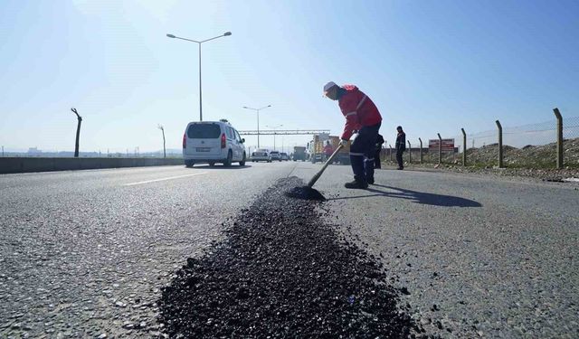 Kahramanmaraş'ta deforme olan yollar sıcak asfaltla tamir ediliyor
