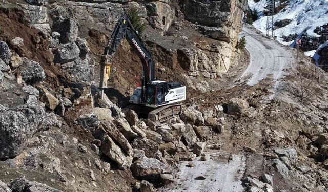 Kahramanmaraş'ta yol açma ve onarım çalışmaları sürüyor