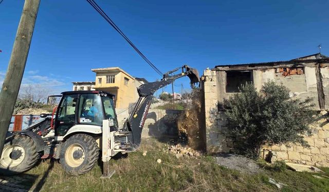 Mersin'de çökme riski taşıyan metruk bina yıkıldı