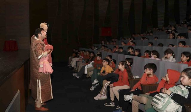 Mersin'de Şehir Tiyatrosu gençleri 'Bilge Hekim Lokman' ile buluşturdu