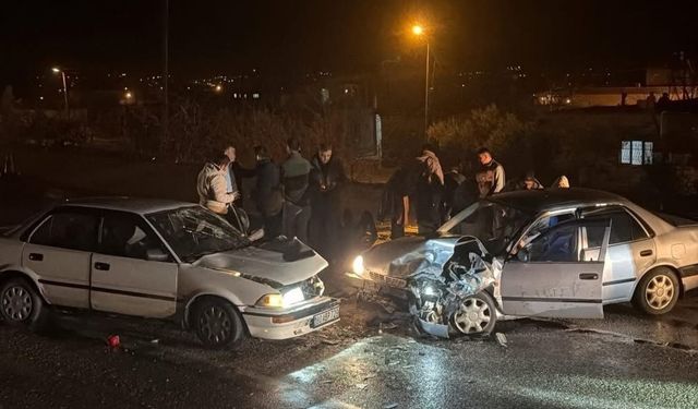 Osmaniye'de iki otomobil kafa kafaya çarpıştı: 4 yaralı