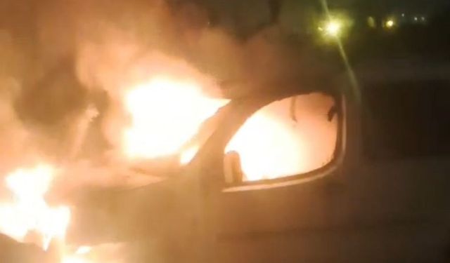 Park halindeki otomobil alev alev yandı