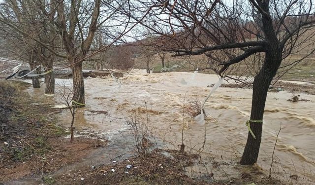 Ekinözü Belediyesi'nin yaptığı yol ilk yağmurda taşkın altında kaldı