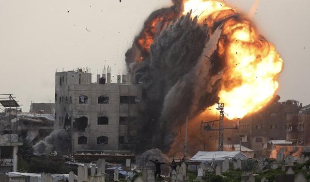 Katil İsrail ateşkesi ihlal ederek Gazze'nin çeşitli bölgelerini bombalamayı sürdürüyor