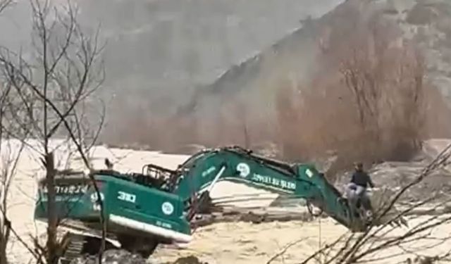 Mahsur Kalan Vatandaş İş Makinesiyle Kurtarıldı