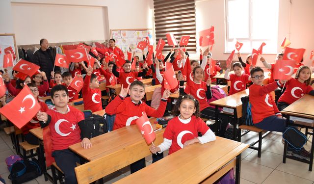 Afşin’de 17 Bin 527 Öğrenci İkinci Döneme Bayrak Sevgisiyle Başladı