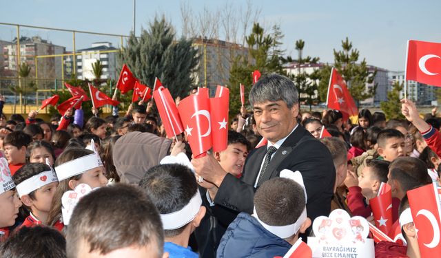 Türk Eğitim-Sen Afşin’de Öğrencilere Türk Bayrağı Dağıttı