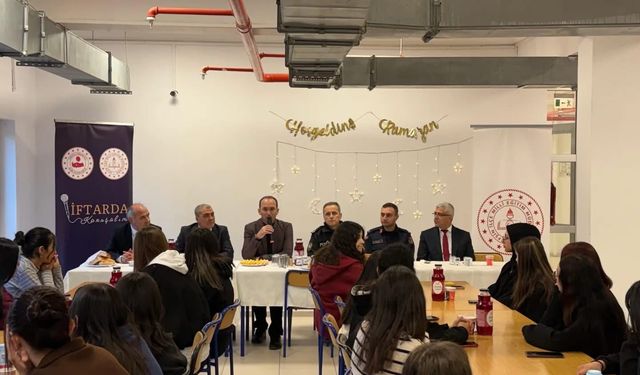 Afşin’de “İftarda Konuşalım” Programında Öğrencilerle Buluşma