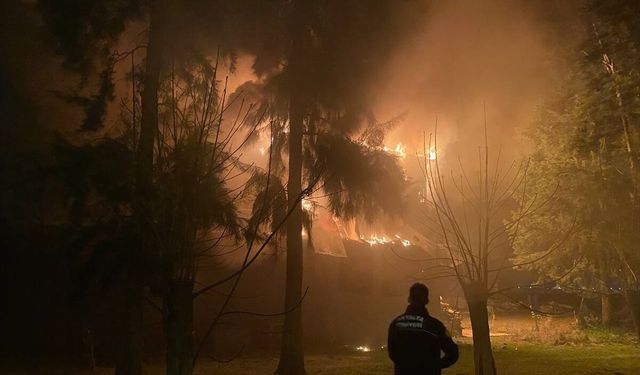 Antalya'da zincir markette çıkan yangın hasara yol açtı