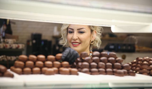 Devlet desteğiyle kurduğu imalathanede hemcinsleriyle çikolata üretiyor