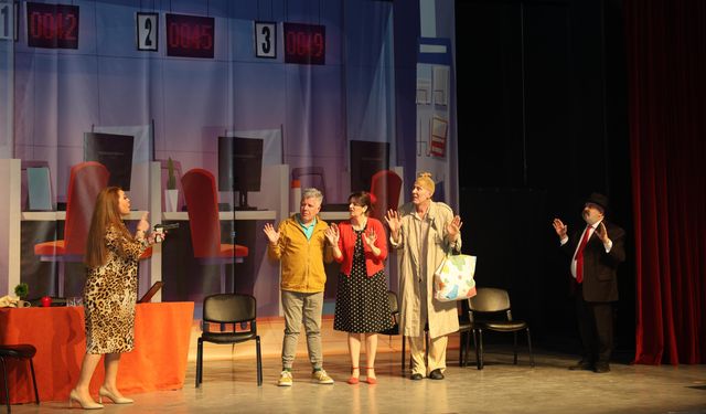 Gülnar'da 'Eller Yukarı' tiyatro oyunu sergilendi