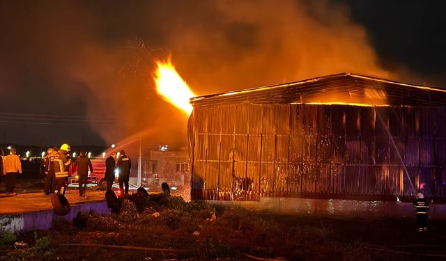 Osmaniye'de kağıt fabrikasında çıkan yangın kontrol altına alındı