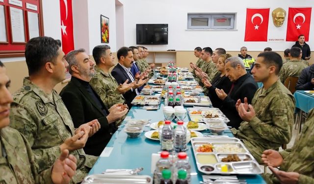 Hatay Valisi Mustafa Masatlı, Mehmetçik ve şehit aileleriyle iftar yaptı