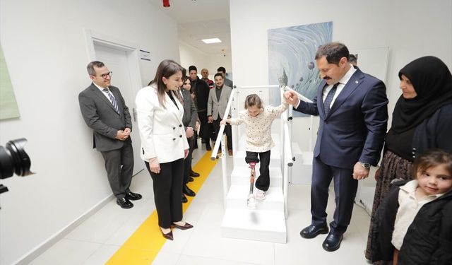 Hatay'da depremde bacağını kaybeden 7 yaşındaki Zeynep proteziyle yeniden yürüdü