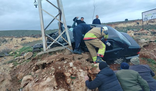 Hatay'da elektrik direğine çarpan otomobilin sürücüsü hayatını kaybetti
