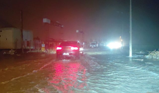 Hatay'da şiddetli rüzgar ve sağanak etkili oluyor