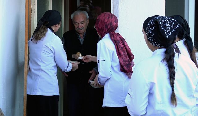 Isparta'da öğrenciler, okul mutfağında pişirdikleri çorbaları iftarda yaşlılara dağıtıyor