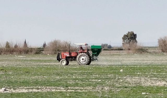Kozan'da 4 mahalledeki meralar gübrelendi
