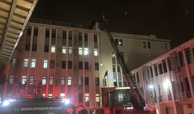 Mersin Emniyet Müdürlüğü ek hizmet binasında çıkan yangın söndürüldü
