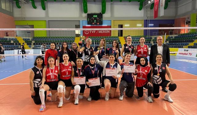 Mersin'de 'Evinin Sultanları Voleybol Turnuvası' tamamlandı