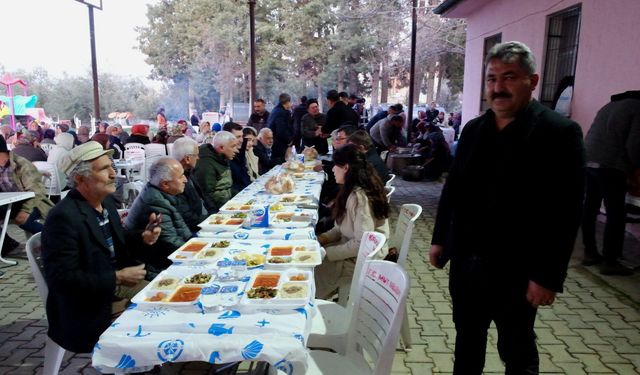 Mut'ta mahalle sakinleri iftarda bir araya geldi