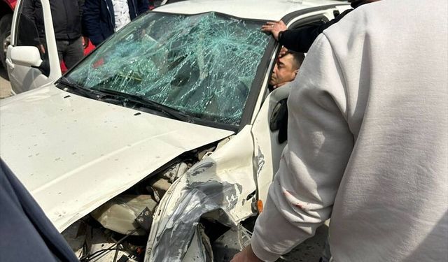 Osmaniye'de yol kenarındaki inşaat malzemelerine çarpan otomobildeki 3 kişi yaralandı