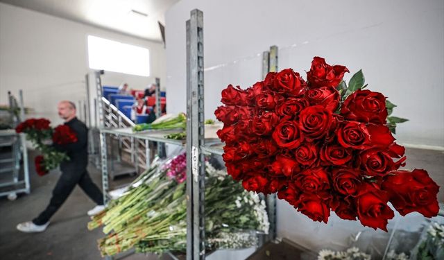 Renk cümbüşüne dönen çiçek mezatlarını Kadınlar Günü heyecanı sardı