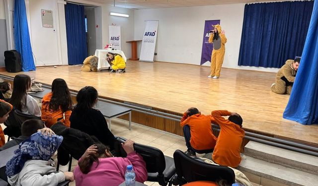 Tefenni ve Yeşilova ilçelerinde çocuklara afet bilinci tiyatroyla anlatıldı