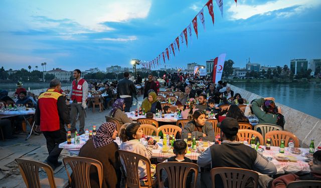 Türk Kızılay, Adana'da iftar programı düzenledi