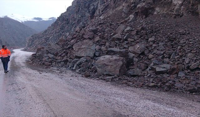 Yüksekova-Hakkari kara yolunda heyelan meydana geldi