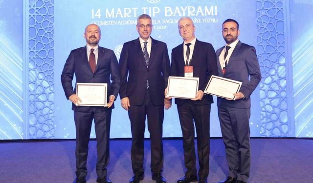Adanalı sağlıkçılara 'Yılın Hekimi' ve 'Yılın Sağlık Çalışanı' ödülü