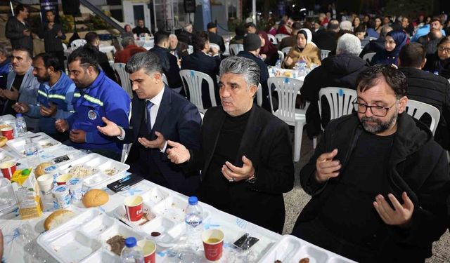 Akdeniz'de birlik sofrası: Kaymakam Şener personelle iftar yaptı