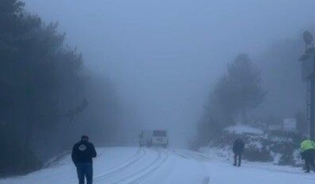 Osmaniye'de dolu yağışı yolları beyaza bürüdü