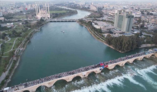 Yüreğir Belediyesi tarihi Taşköprü'de halk iftarı düzenledi