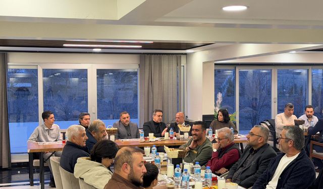 AK Parti Heyeti Depremzede Aileleri Ziyaret Edip İftarda Buluştu