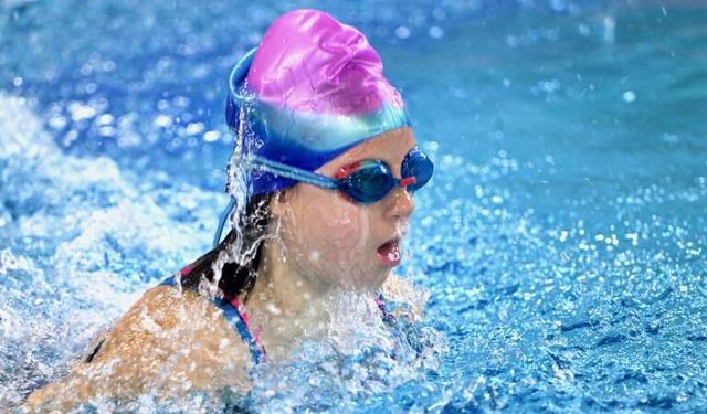 Down sendromlu Pelinsu kalbindeki engeli kulaçlarıyla aştı