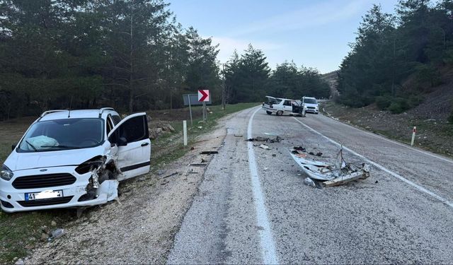 Hafif Ticari Araç İle Otomobil Kafa Kafaya Çarpıştı: 1 Yaralı