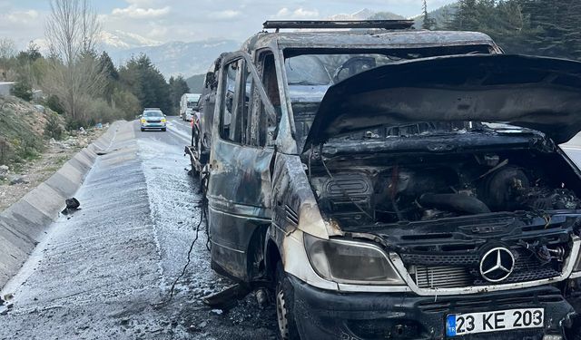 Adana'da çekicide çıkan ve üzerindeki 2 araca sıçrayan yangın söndürdü