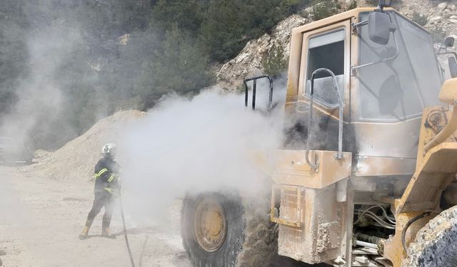 Adana'da iş makinesinde çıkan yangın söndürüldü