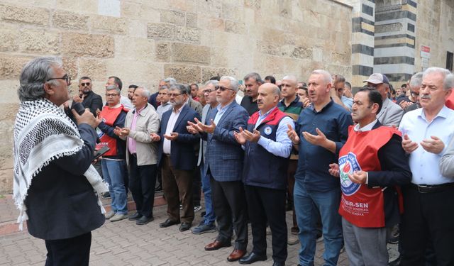 Adana'da Kahramanmaraş'taki saldırıda hayatını kaybedenler için gıyabi cenaze namazı kılındı