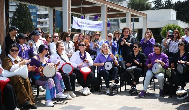 Adana'da kanser farkındalığı için gökyüzüne mor balonlar bırakıldı