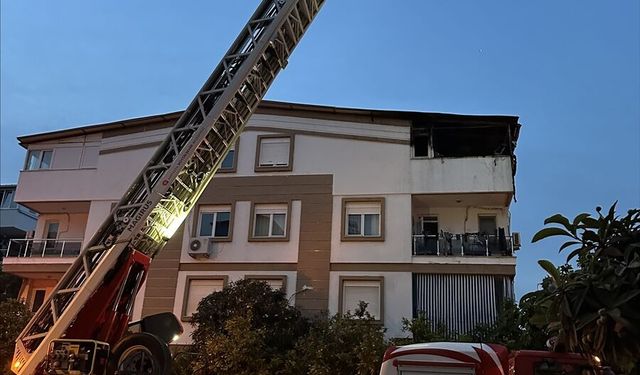 Antalya'da bir apartmanın çatı katında çıkan yangında 2 kişi dumandan etkilendi