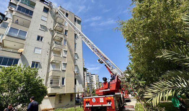 Antalya'da bir apartmanın teras katında çıkan yangın söndürüldü