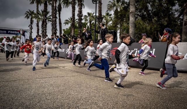 Antalya'da Runtalya Maratonu kapsamında 'Minik Adımlar Koşusu' düzenlendi