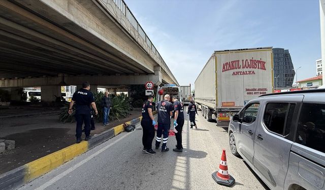 Antalya'da tırın altında kalan kadın öldü