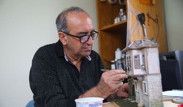Doğadan topladığı atıkları diorama yöntemiyle üç boyutlu eserlere dönüştürüyor