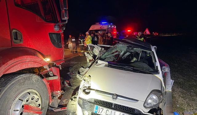 Burdur'da otomobil ile kamyonun çarpıştığı kazada 1 kişi öldü, 4 kişi yaralandı
