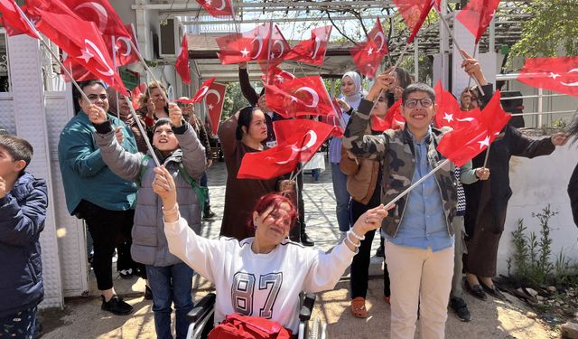 Hatay'da özel gereksinimli öğrenciler 'sahte ihbarla' polise sürpriz kutlama yaptı