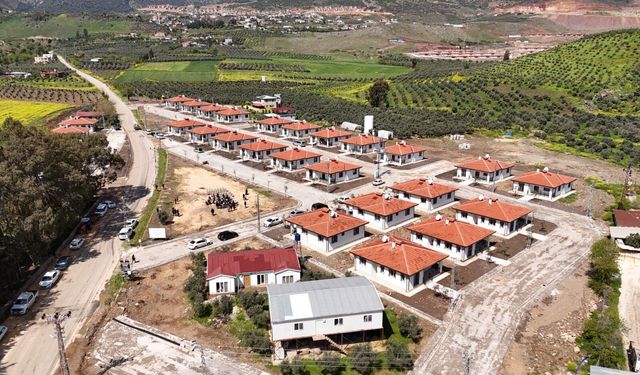 Hatay'da yapımı tamamlanan 28 köy evi depremzedelere teslim edildi